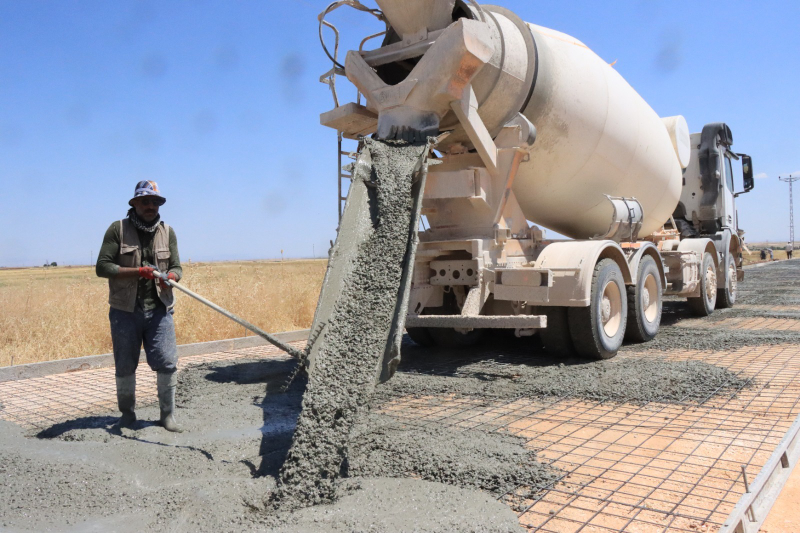 ÜÇ İLÇEYİ BİRBİRİNE BAĞLAYAN 17 KİLOMETRELİK GÜZERGÂHTA BETON YOL ÇALIŞMALARI SÜRÜYOR