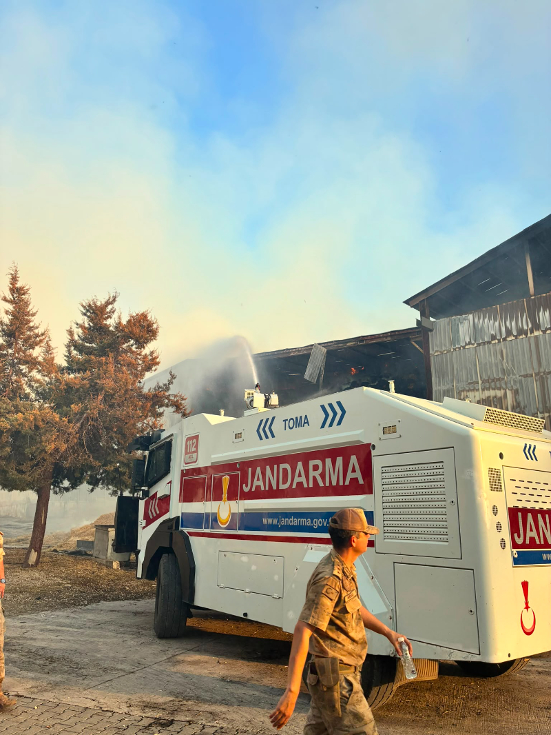 Haliliye'de İşyeri Yangını: Jandarma Ekipleri Alevlere Zamanında Müdahale Etti Haliliye'de İşyeri Yangını: Jandarma Ekipleri Alevlere Zamanında Müdahale Etti