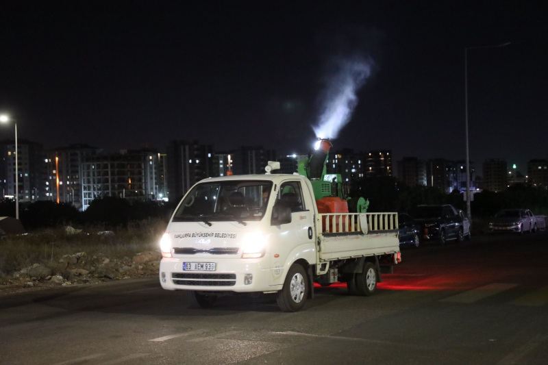ŞANLIURFA'DA İLAÇLAMA SEFERBERLİĞİ EKİPLER GECE GÜNDÜZ SAHADA