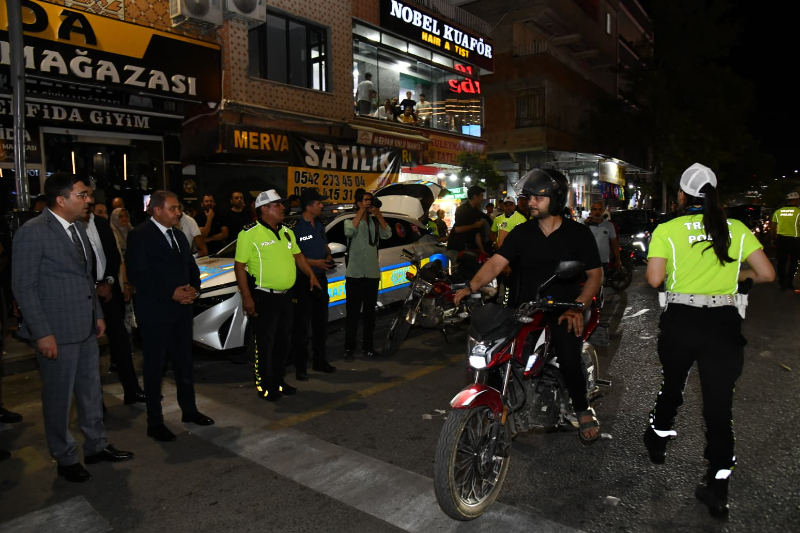 ŞANLIURFA’DA “ Vali Şıldak ve Emniyet Müdürü Aksoy Sahaya İndi: Şanlıurfa’da Kapsamlı “Güvenli Şehir” Denetimi” UYGULAMASI ŞANLIURFA’DA “ Vali Şıldak ve Emniyet Müdürü Aksoy Sahaya İndi: Şanlıurfa’da Kapsamlı “Güvenli Şehir” Denetimi” UYGULAMASI