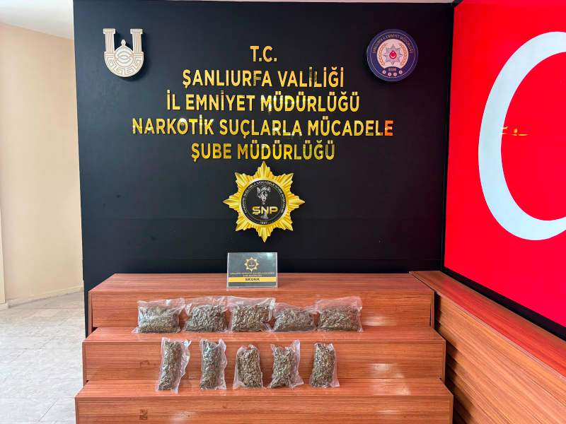 Emniyetten Narkotik Operasyonu: 2 Kilo 600 Gram Skunk Ele Geçirildi Emniyetten Narkotik Operasyonu: 2 Kilo 600 Gram Skunk Ele Geçirildi