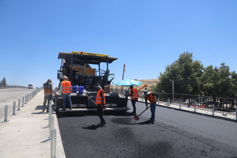 EVREN SANAYİ SİTESİ KATLI KÖPRÜLÜ KAVŞAĞI'NDA ASFALT SERİMİ DEVAM EDİYOR