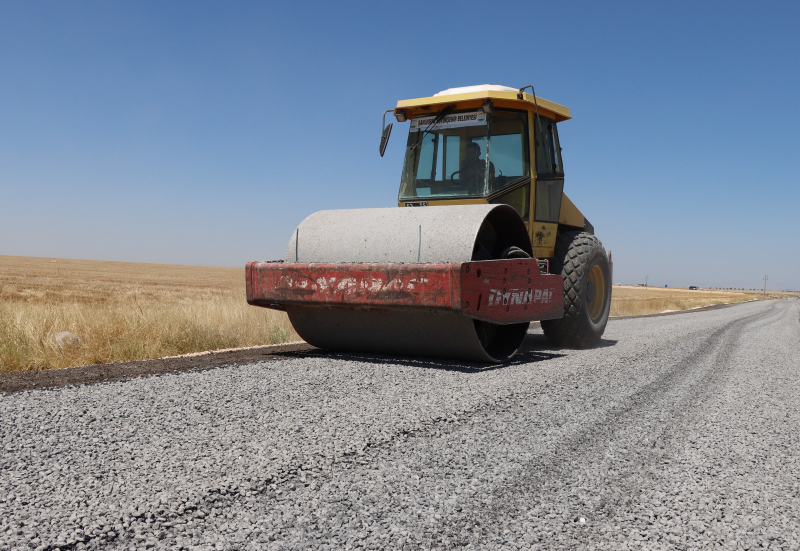 BÜYÜKŞEHİR’İN SURUÇ KIRSALINDA YOL ATAĞI SÜRÜYOR
