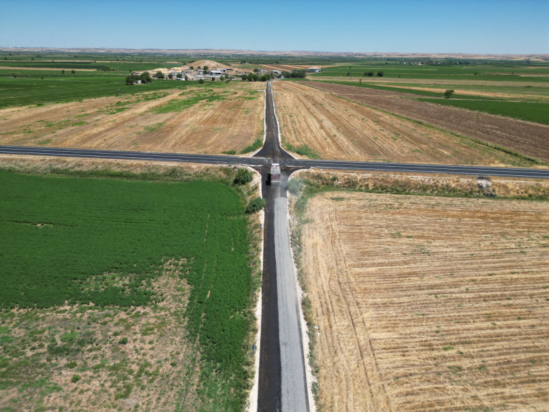 BÜYÜKŞEHİR’İN SURUÇ KIRSALINDA YOL ATAĞI SÜRÜYOR