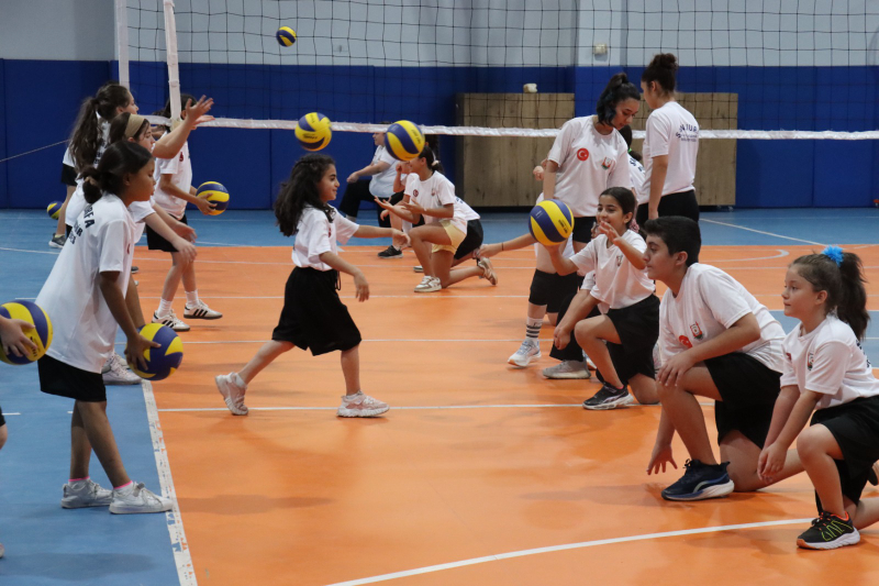 KIZ ÇOCUKLARINDAN VOLEYBOL KURSUNA YOĞUN İLGİ