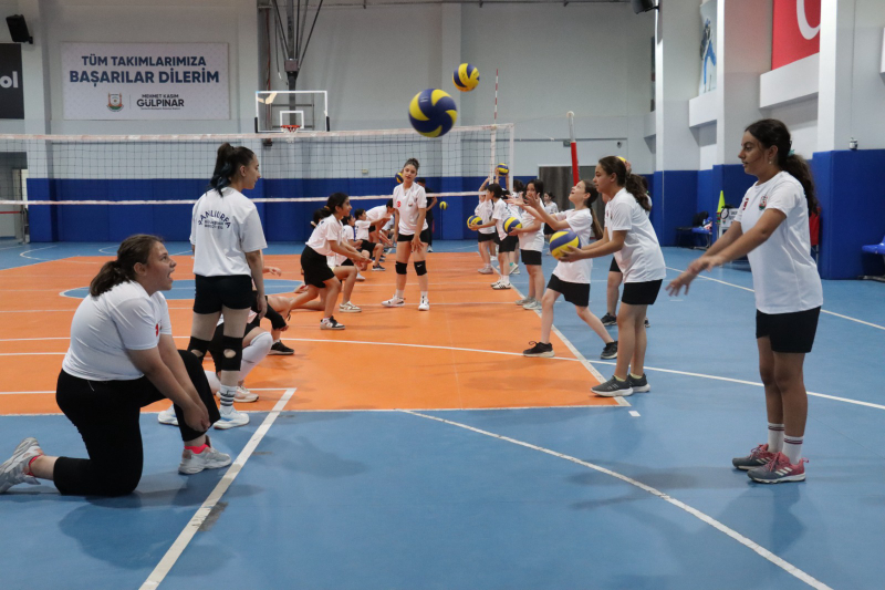 KIZ ÇOCUKLARINDAN VOLEYBOL KURSUNA YOĞUN İLGİ