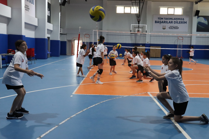 KIZ ÇOCUKLARINDAN VOLEYBOL KURSUNA YOĞUN İLGİ