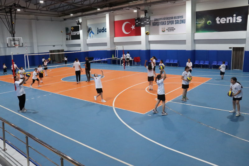 KIZ ÇOCUKLARINDAN VOLEYBOL KURSUNA YOĞUN İLGİ