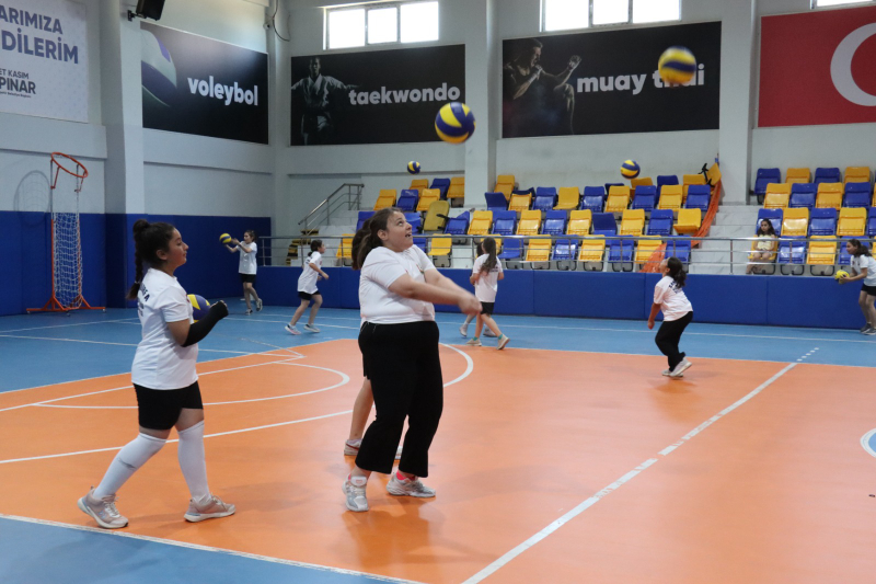 KIZ ÇOCUKLARINDAN VOLEYBOL KURSUNA YOĞUN İLGİ