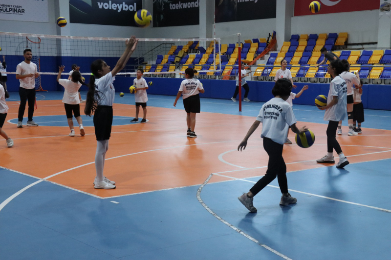 KIZ ÇOCUKLARINDAN VOLEYBOL KURSUNA YOĞUN İLGİ