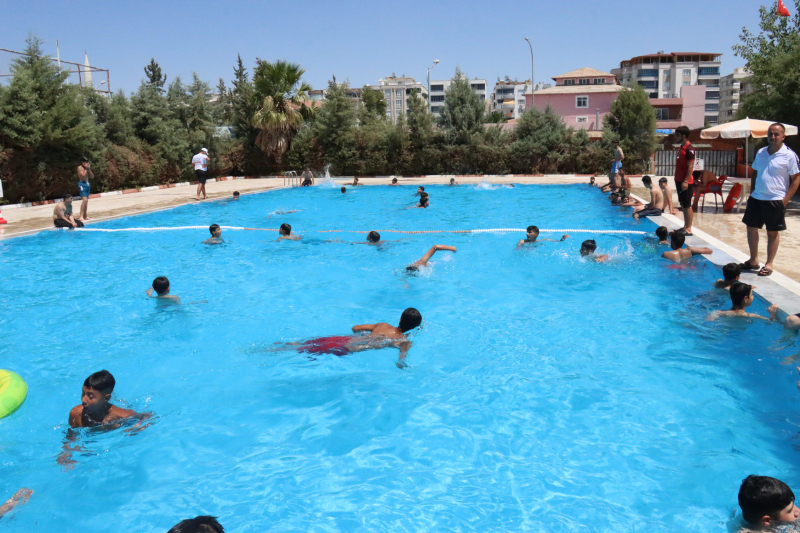 BÜYÜKŞEHİR'İN ÜCRETSİZ HAVUZLARI ÇOCUKLARLA DOLUP TAŞIYOR