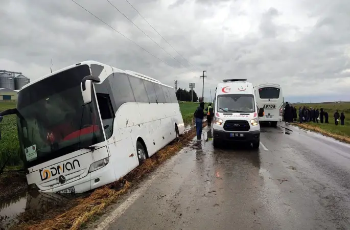1 Mayıs Yolunda Kaza: İşçileri Taşıyan Otobüs Su Kanalına Girdi