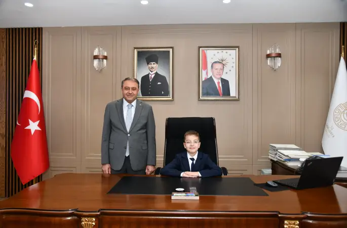 23 Nisan’da Şanlıurfa Valiliği Koltuğu Minik Mehmet’e Emanet Edildi