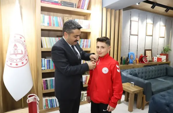 Millî Eğitim Müdürü Fatih Erdoğan, çeşitli şampiyona ve yarışmalarda derece elde eden öğrencileri tebrik etti