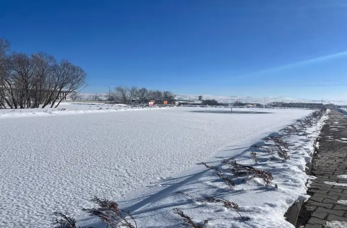 Merkez Organize Sanayi Bölgesi’nde (OSB) bulunan göletin yüzeyi tamamen buzla kaplandı