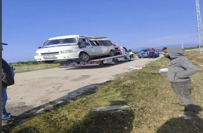 Afyon’da Kaza Yapan İşçi Minibüsünün Son Hali: Urfa’ya Getirilmesi İçin Kamyon Aranıyor