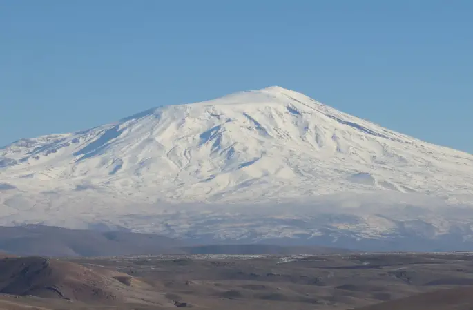 Ağrı Dağı’nda Nuh’un Gemisi Araştırmalarında Yeni İddia: “Koridor ve Tüneller” Tespit Edildi