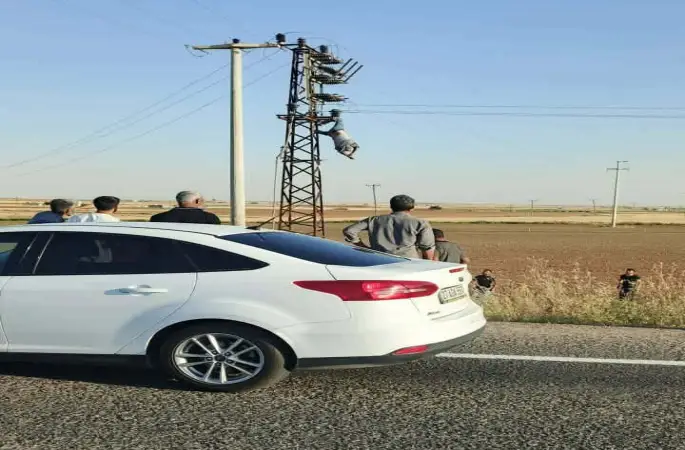 AKÇAKALE'DE KORKU DOLU ANLAR: ELEKTRİK DİREĞİNDE AKIMA KAPILDI!
