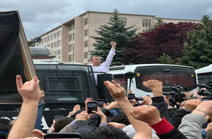 Ankara’da Tarihi Anlar: Meclis’e Yürüyen Özgür Özel TOMA’ya Tırmandı!