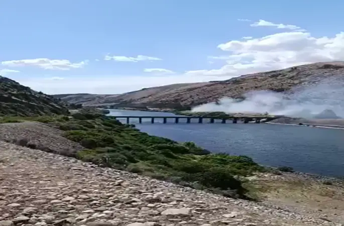 Atatürk Barajı Şelalesinde Korku Dolu Anlar! Piknikçilerin Mangal Ateşi Yangın Çıkardı