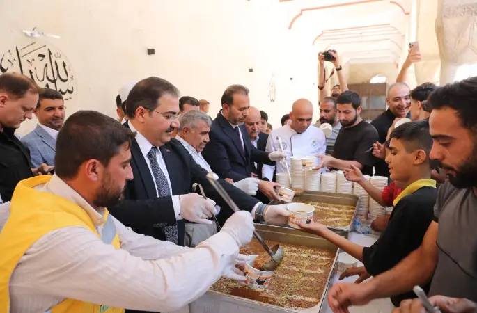 BAŞKAN CANPOLAT, VATANDAŞLARLA AŞURE BEREKETİNİ PAYLAŞTI