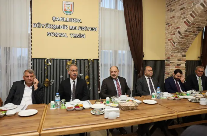 BAŞKAN GÜLPINAR, İLÇE BELEDİYE BAŞKANLARI VE MECLİS ÜYELERİYLE İFTARDA BULUŞTU