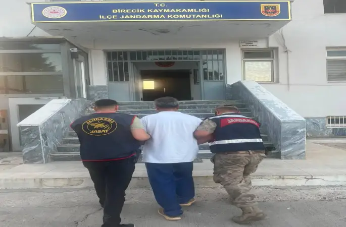 BİRECİK’TE JANDARMADAN KAÇAMADI: 13 YIL HAPİS CEZASI BULUNAN FİRARİ YAKALANDI!