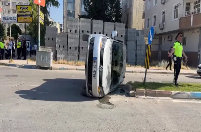 BİRECİK’TE KORKUTAN KAZA: ARAÇ YAN YATTI, TRAFİK KONTROLLÜ SAĞLANIYOR
