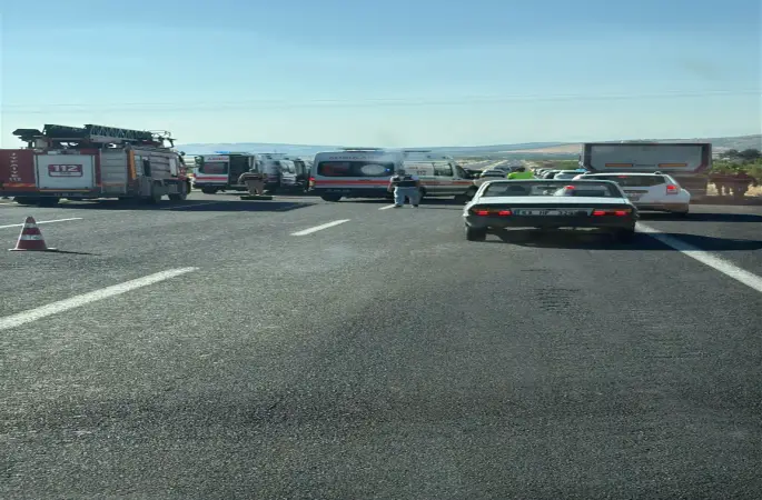 BOZOVA’DA FECİ KAZA: 2 ÖLÜ, 2 AĞIR YARALI