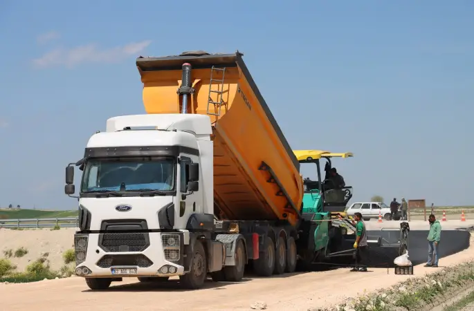 BÜYÜKŞEHİR, 14 KİLOMETRELİK GRUP YOLUNU ASFALTLA BULUŞTURUYOR