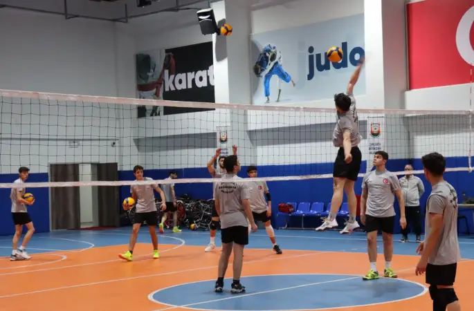 BÜYÜKŞEHİR BELEDİYESİ GENÇ ERKEKLER VOLEYBOL TAKIMI ÇEYREK FİNALLERE HAZIRLANIYOR