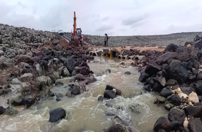 : BÜYÜKŞEHİR EKİPLERİ, SELİN ZARARINI GİDERMEK İÇİN SAHADA