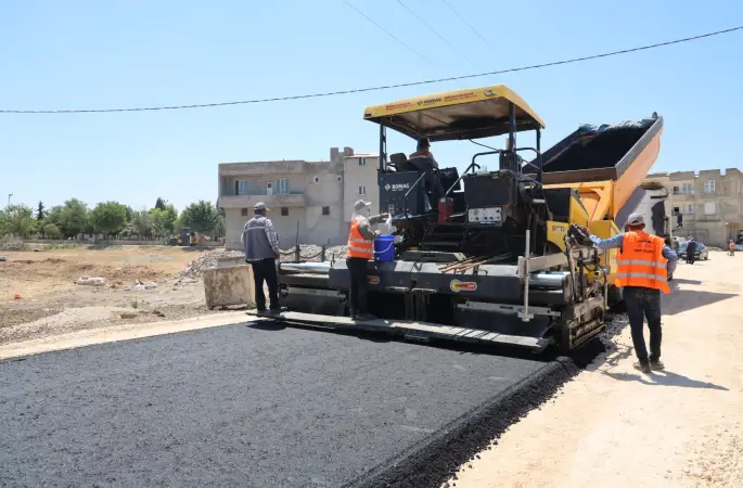 BÜYÜKŞEHİR HİLVAN'DA SICAK ASFALT SEFERBERLİĞİNİ SÜRDÜRÜYOR