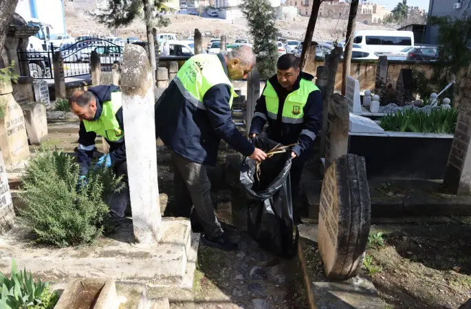 BÜYÜKŞEHİR, MEZARLIKLARI BAYRAMA HAZIRLIYOR