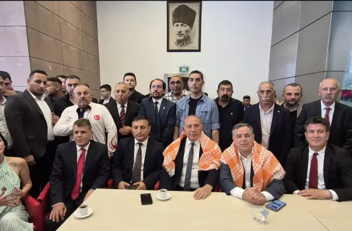 CHP Genel Merkezi’nde Dikkat Çeken Kare: Şanlıurfalı İki İsim Kılıçdaroğlu’nun Yanında Saf Tutti