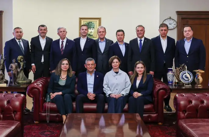 CHP’de Kurultay Kararı Sonrası Büyük Çatlak: Ahmet Akın Bildiriyi İmzalamayıp Masayı Terk Etti!