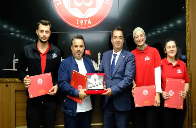Cumhuriyet Üniversitesi Rektörü Şengönül  TEKNOFEST’te Dereceye Giren Takımlarımıza Teşekkür Belgesi”