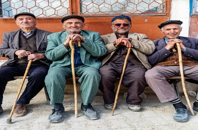 Emeklilere Çifte Ödeme Başladı: Maaş ve Bayram İkramiyesi Hesaplara Yatıyor