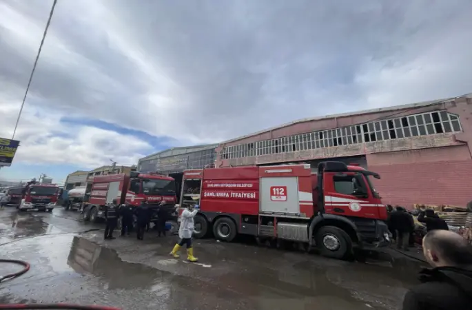 Evren Sanayi Sitesi’nde Korkutan Yangın: Depo Tahliye Edildi