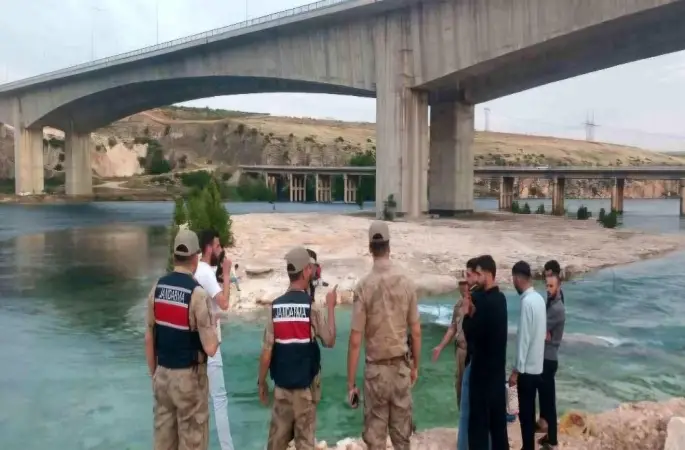 Fırat Köprüsü Altında Can Pazarı: Piknikçiler Mahsur Kaldı!