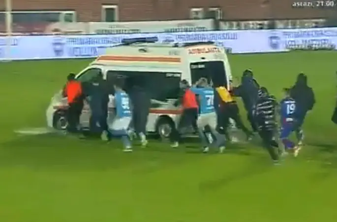 Futbolun Ötesinde Bir Dayanışma: Çamura Saplanan Ambulansı Futbolcular Kurtardı!
