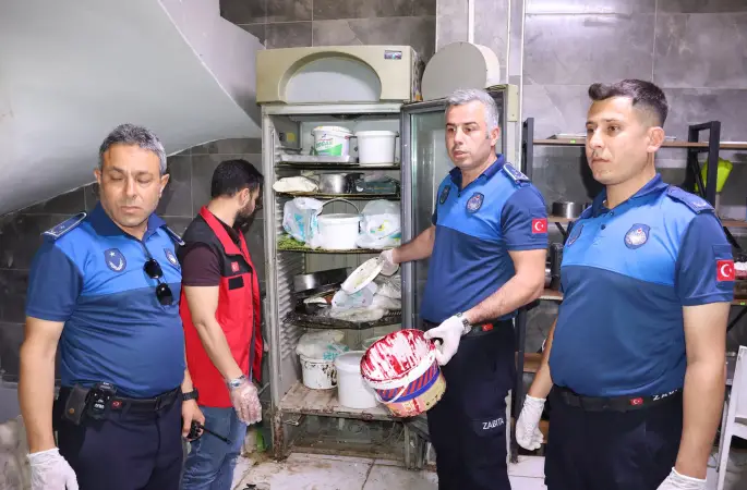 HALİLİYE’DE HİJYEN KURALLARINA UYMAYAN İŞLETME MÜHÜRLENDİ