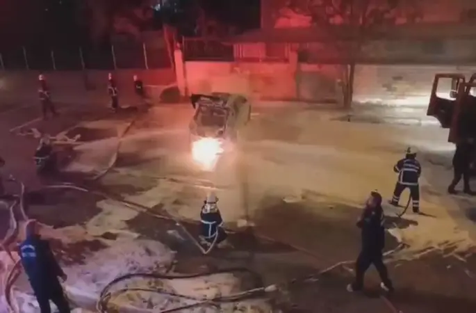 Haliliye’de Korkutan Araç Yangını: Elektrikli Otomobil Alevlere Teslim Oldu