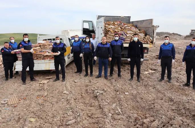 HALİLİYE’DE SAĞLIKSIZ DEPOYA BASKIN: 5 BİN KOLİ YUMURTA İMHA EDİLDİ