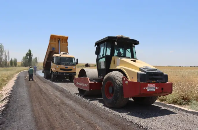 HARRAN-AKÇAKALE GRUP YOLUNDA SICAK ASFALT SERİMİ BAŞLADI