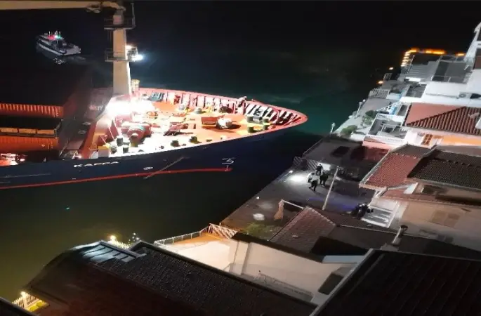 İSTANBUL BOĞAZI’NDA TEHLİKE ATLATILDI: GEMİ YALIYA METRELER KALA KURTARILDI