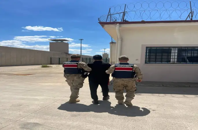 Karaköprü'de Jandarma Operasyonu: 7 Yıl Cezası Bulunan Firari Yakalandı