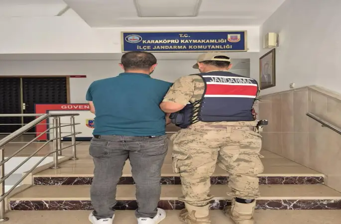 Karaköprü’de Jandarma Takibi: 8 Yıl Cezası Bulunan Firari Kıskıvrak Yakalandı!