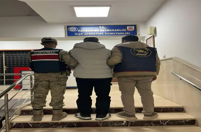 Karaköprü’de Jandarma Takibi: Firari Göçmen Kaçakçısı Yakalandı