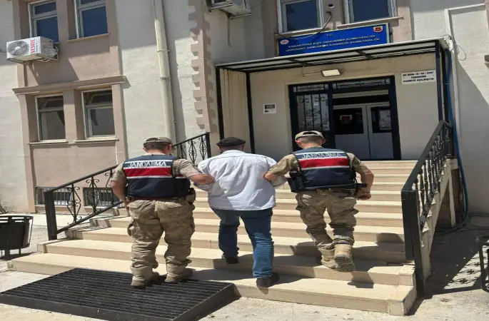 Karaköprü’de Jandarmadan Kaçamadı: 8 Yıl Hapis Cezası Bulunan Firari Yakalandı!